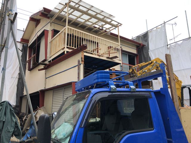 埼玉県三郷市高州の木造2階建て家屋解体工事中の様子です。